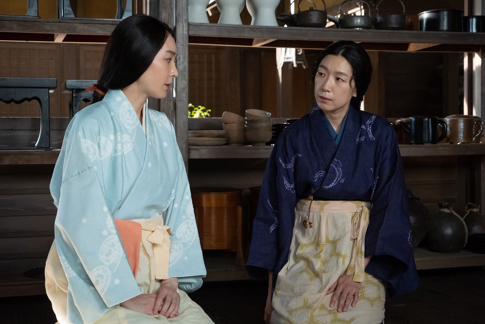 （左から）新垣結衣、江口のりこ（C）NHK