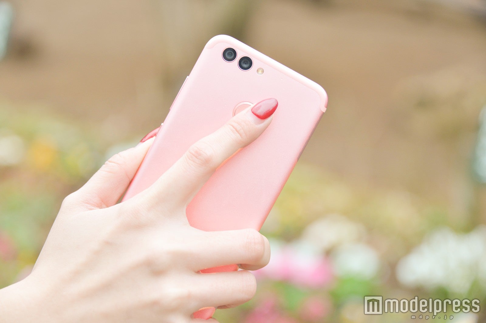 背面の指紋センサーでも撮影（C）モデルプレス