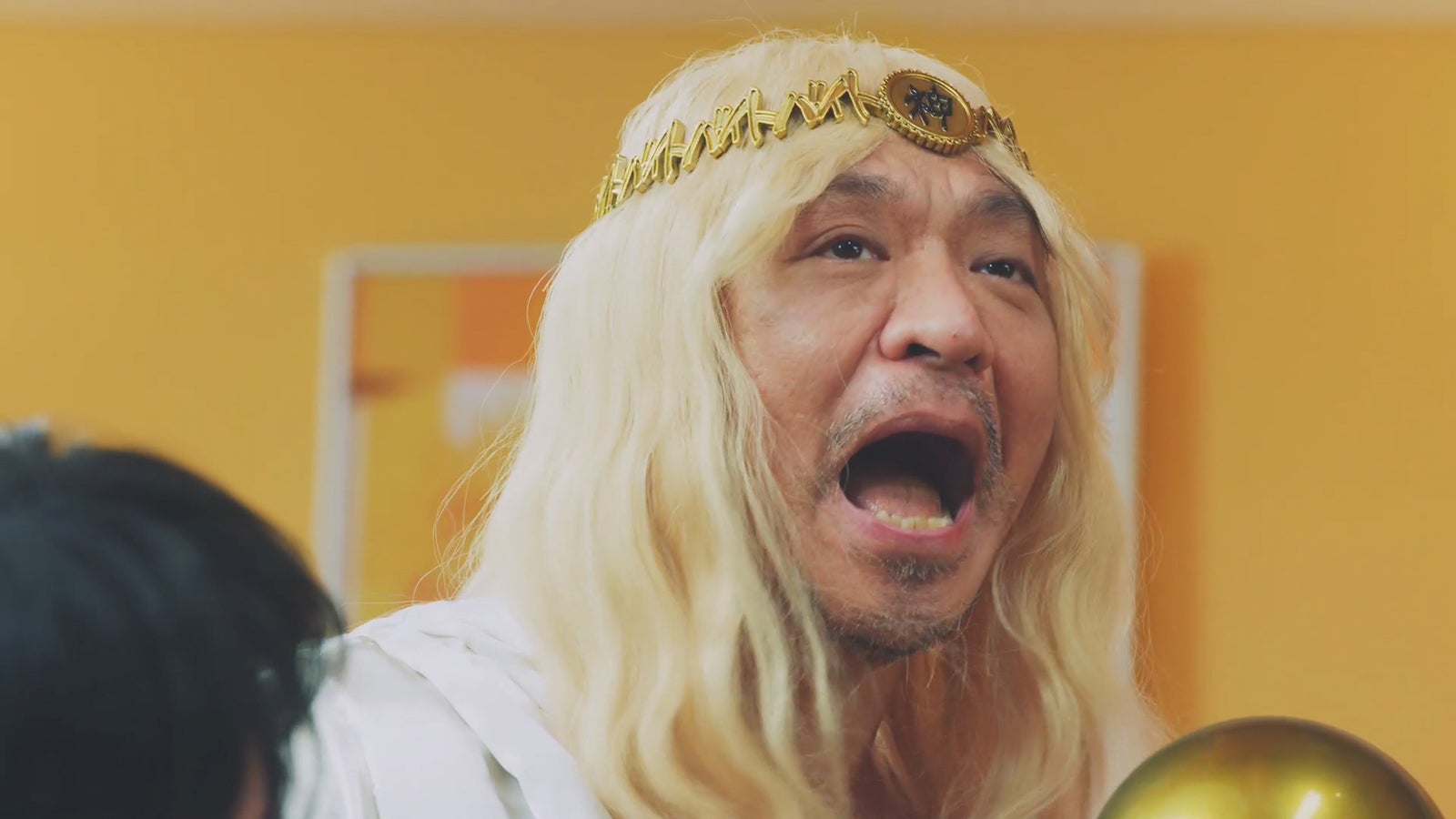 松本人志／新CM「やる気の出る歌」30秒 照れる篇より（提供写真）