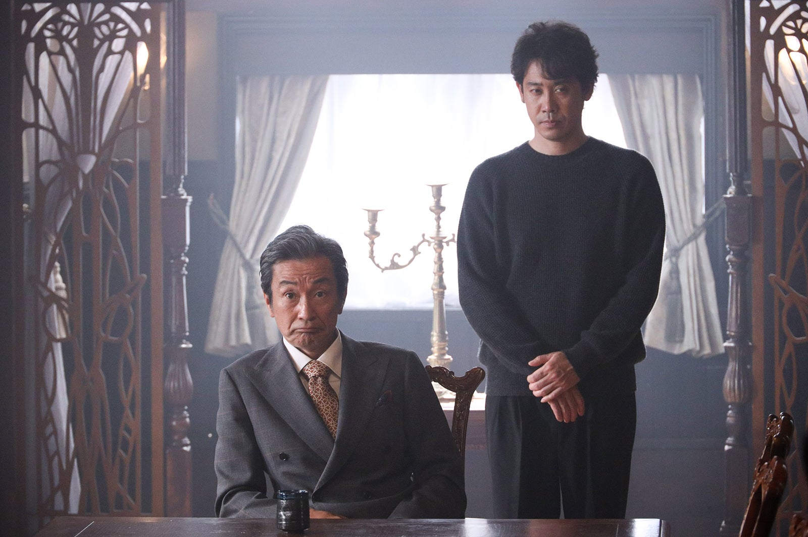 佐戸井けん太、大泉洋／「元彼の遺言状」第2話より（C）フジテレビ