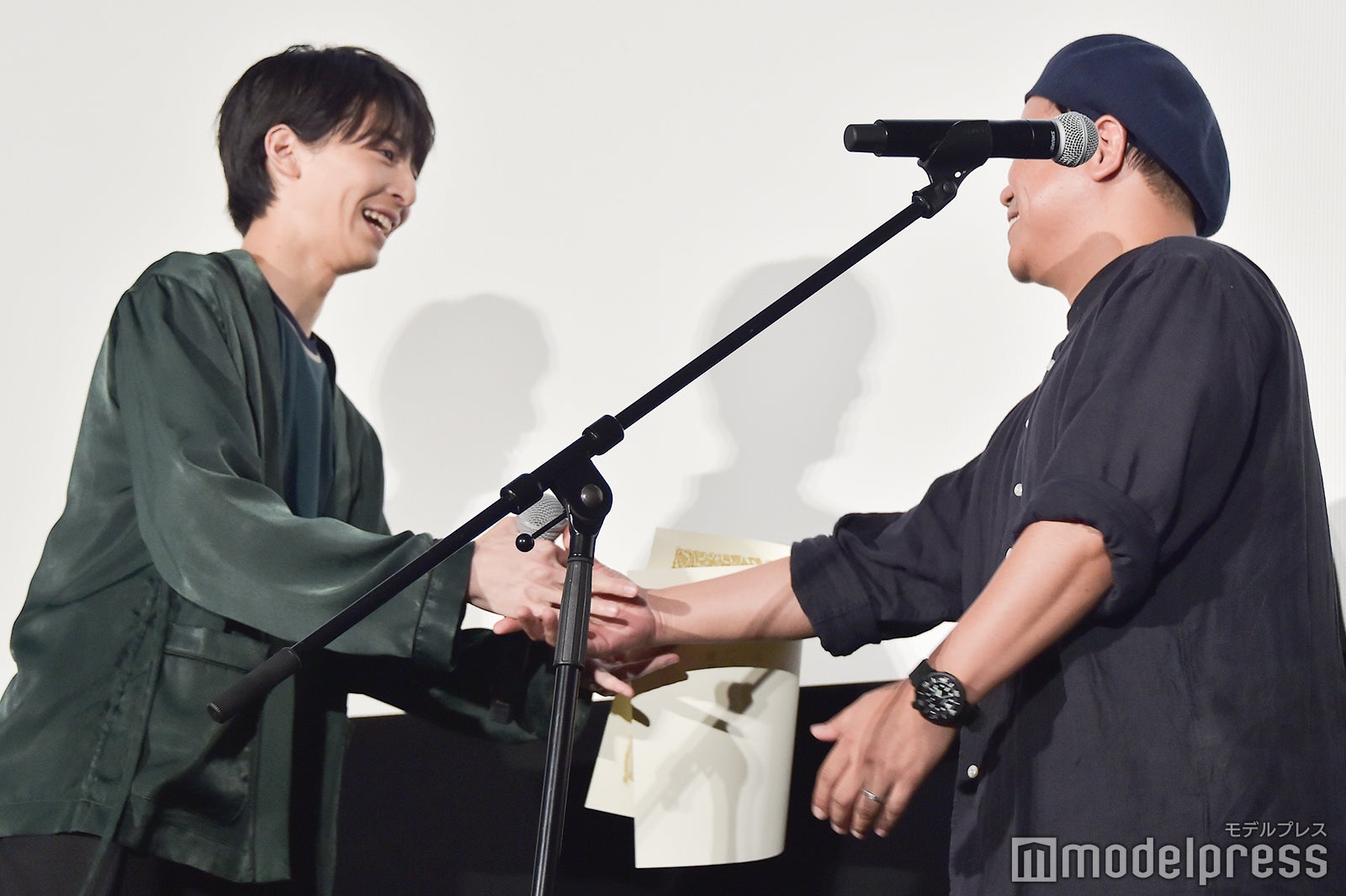 卒業証書を受け取り、監督と固い握手をする高杉真宙 （C）モデルプレス