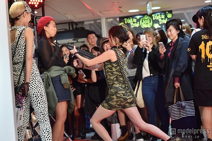 観客へ向かって銃をぶっ放す尾崎紗代子