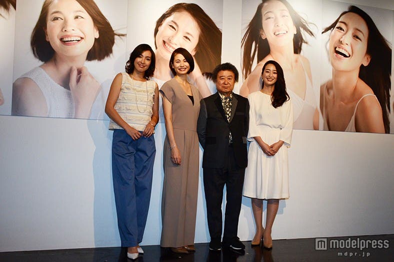 (左から)蒲生麻由、二ノ宮和佳子、篠山紀信氏、上野なつひ