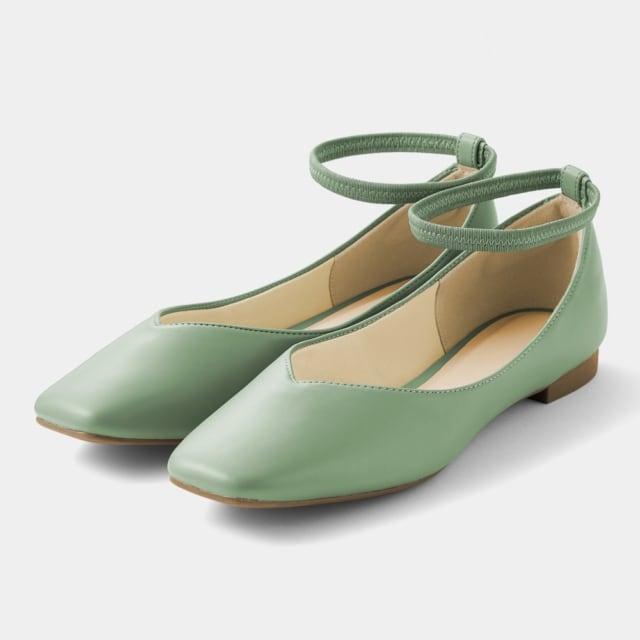 くすみグリーンのフラットパンプス