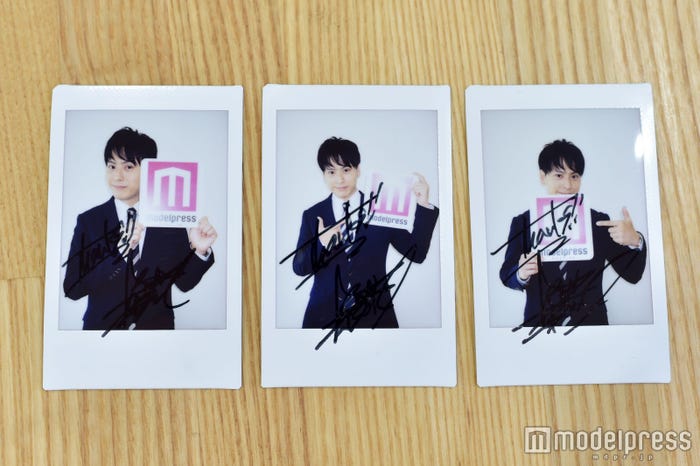 サイン入りチェキ(C)モデルプレス