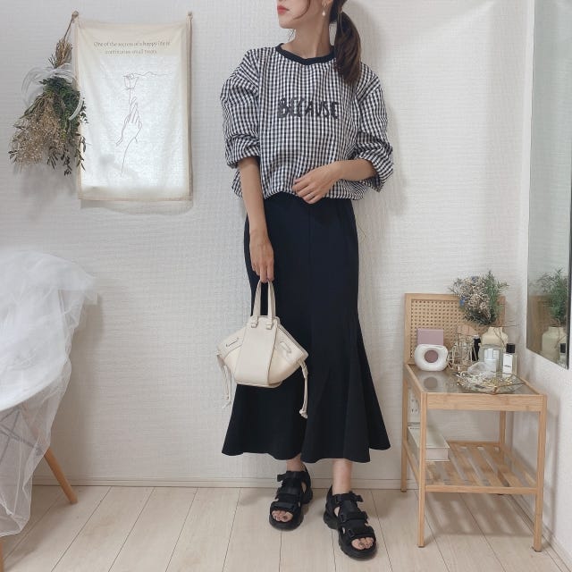 GU　マーメイドスカート　コーデ　Tシャツ