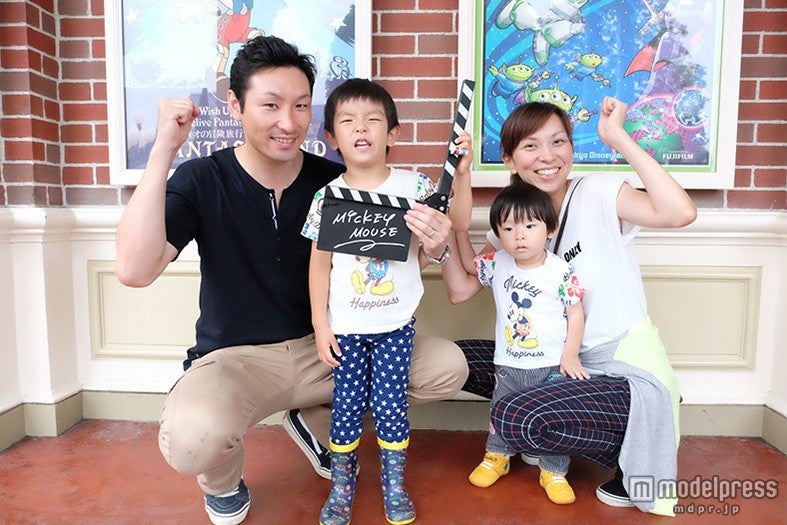 「ディズニーフォトツアー」に参加した川原田さんファミリー（C）Disney