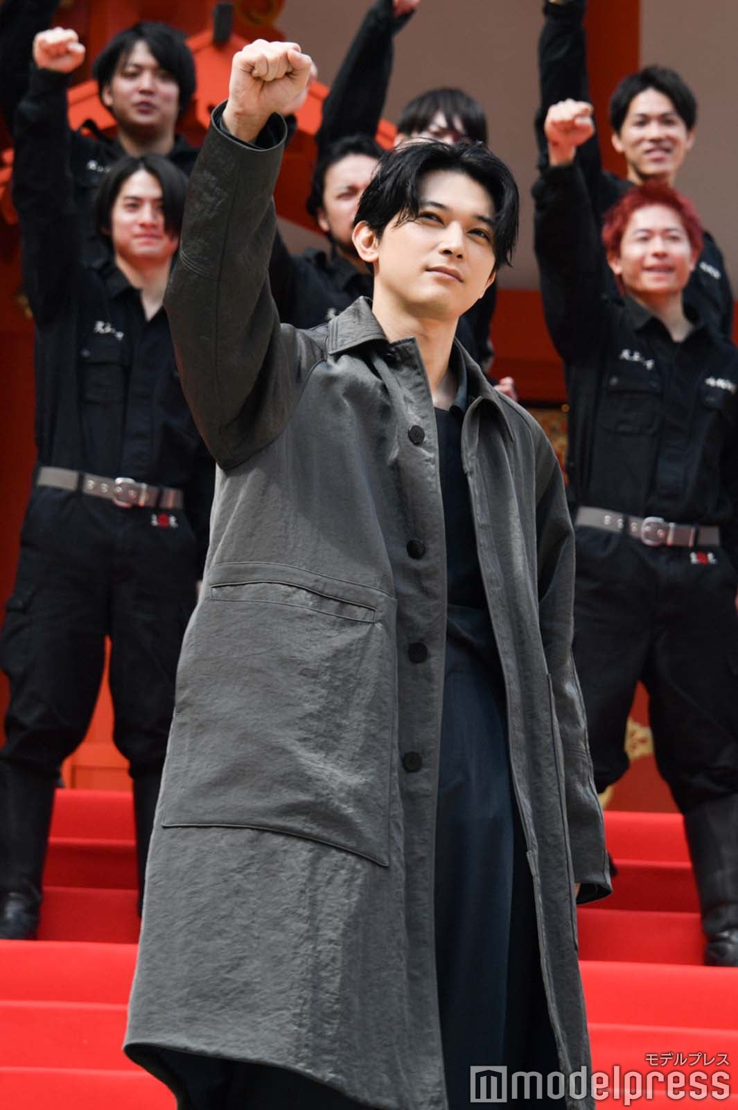 ガッツポーズを決める吉沢亮 （C）モデルプレス