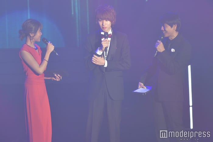 (中央)はじめしゃちょー(C)モデルプレス