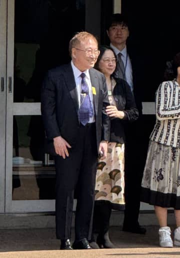 「仲睦まじいカップル」 高須克弥院長がパートナーと寄り添って競馬観戦 愛馬タカスタカスタカスは2着