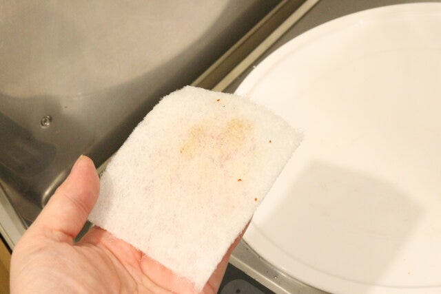 ダイソー シートたわし ダイソーのシートたわしは水で濡らして擦るだけで汚れが落ちる