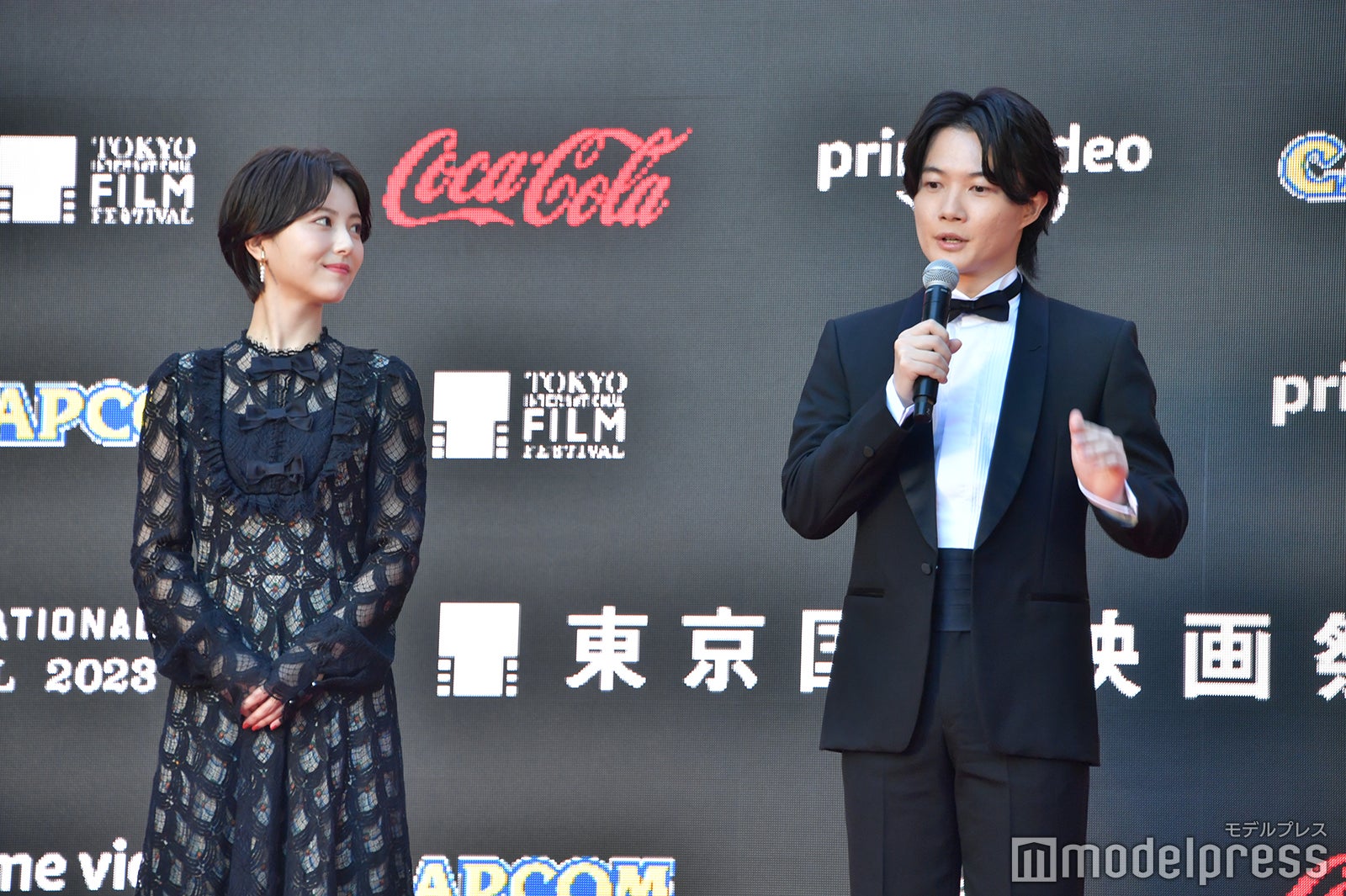 浜辺美波、神木隆之介 （C）モデルプレス