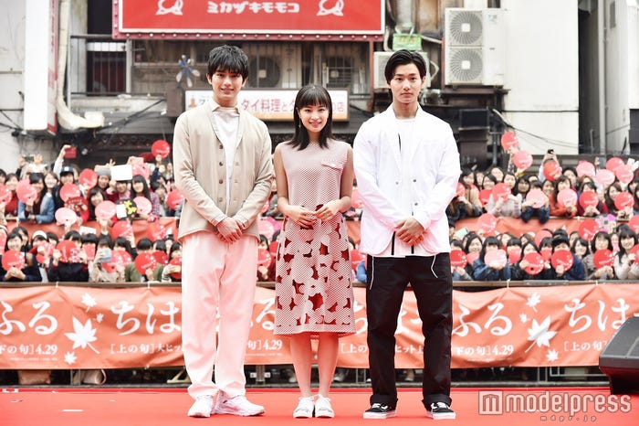 (左から)真剣佑、広瀬すず、野村周平