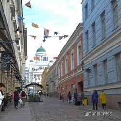 ヘルシンキ大聖堂前の通りにはフラッグも飾られフォトジェニック （C）モデルプレス