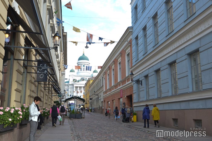 ヘルシンキ大聖堂前の通りにはフラッグも飾られフォトジェニック （C）ビューティーガール