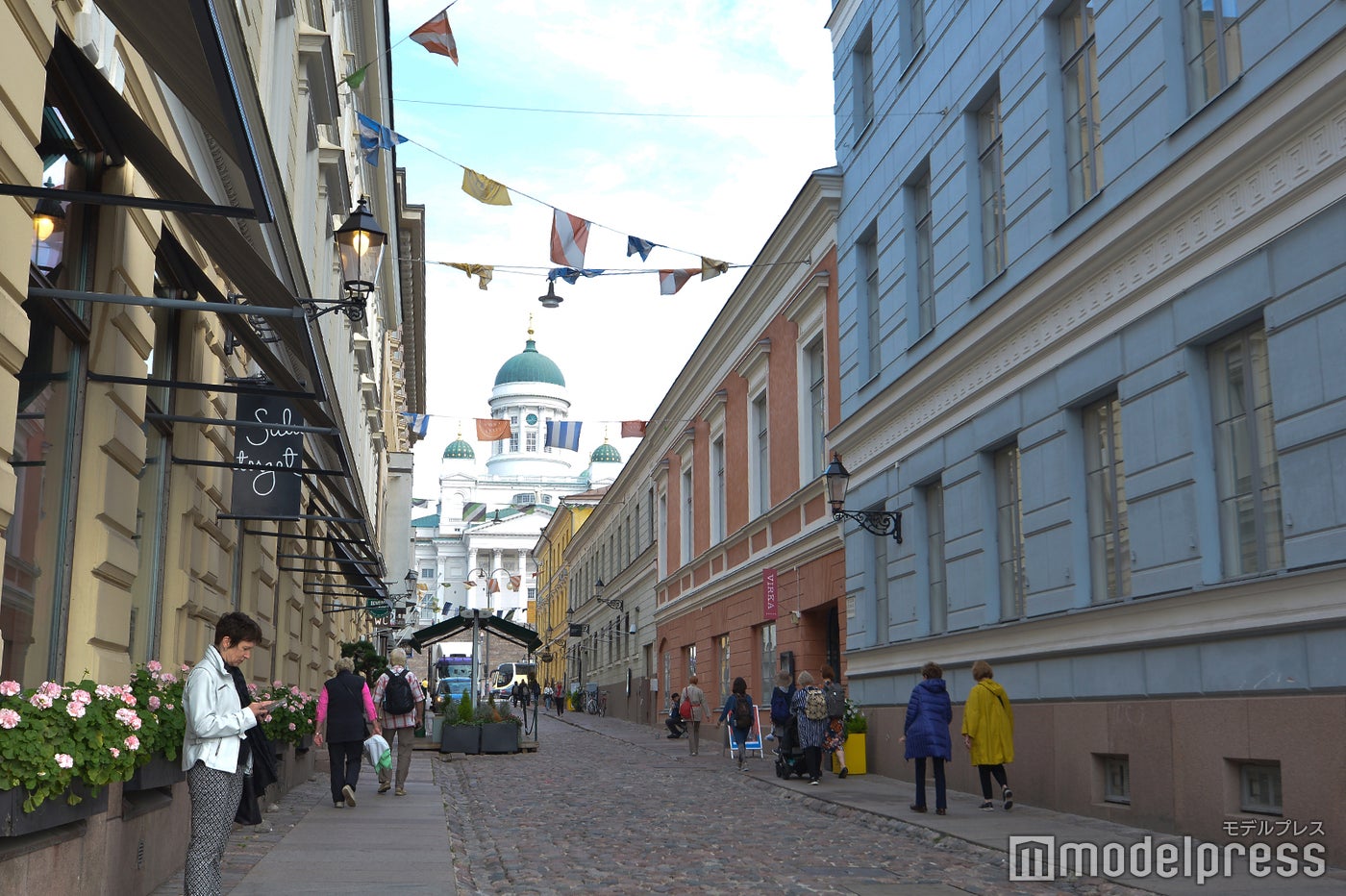 ヘルシンキ大聖堂前の通りにはフラッグも飾られフォトジェニック （C）モデルプレス