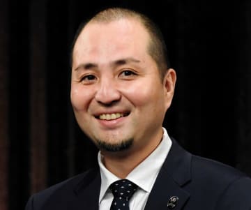 スリムクラブ内間 娘の卒業式の悲劇写真「可哀想」「娘が一生仕えるネタをw」「なんで撮ってんねんw」「思春期あるある」