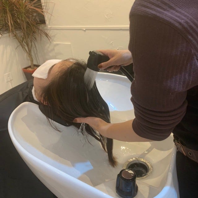 髪の洗い方が痛みの原因かも…？プロ直伝の“美髪を目指す”シャンプーの仕方とは