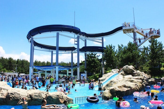 周囲には緑も多く開放感にあふれたプールです