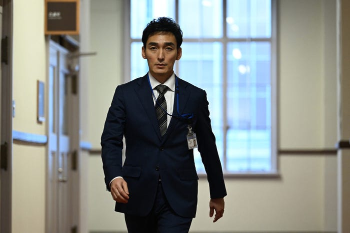 草なぎ剛 「罠の戦争」第4話より(C)カンテレ