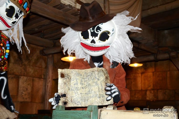 宝の地図を広げる“墓泥棒のスケルトン”