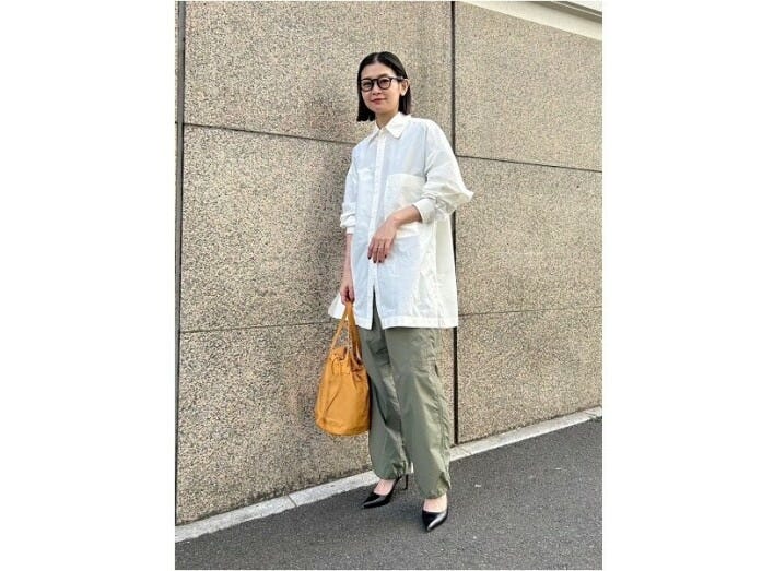 オーバーサイズの白シャツで大人コーデ　出典：StyleHint