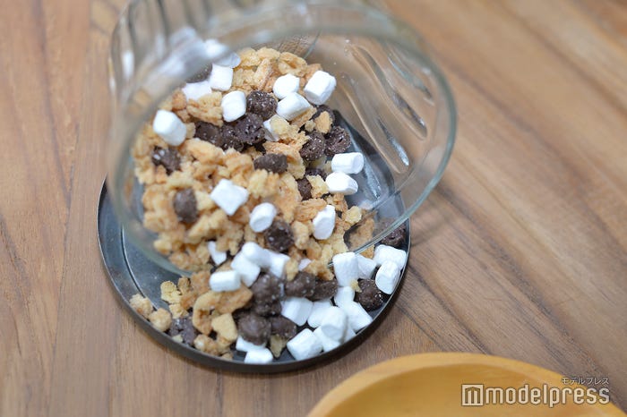 クリスピーマシュマロ・ベイクドチョコレート・ビスケットでスモアを表現 (C)モデルプレス