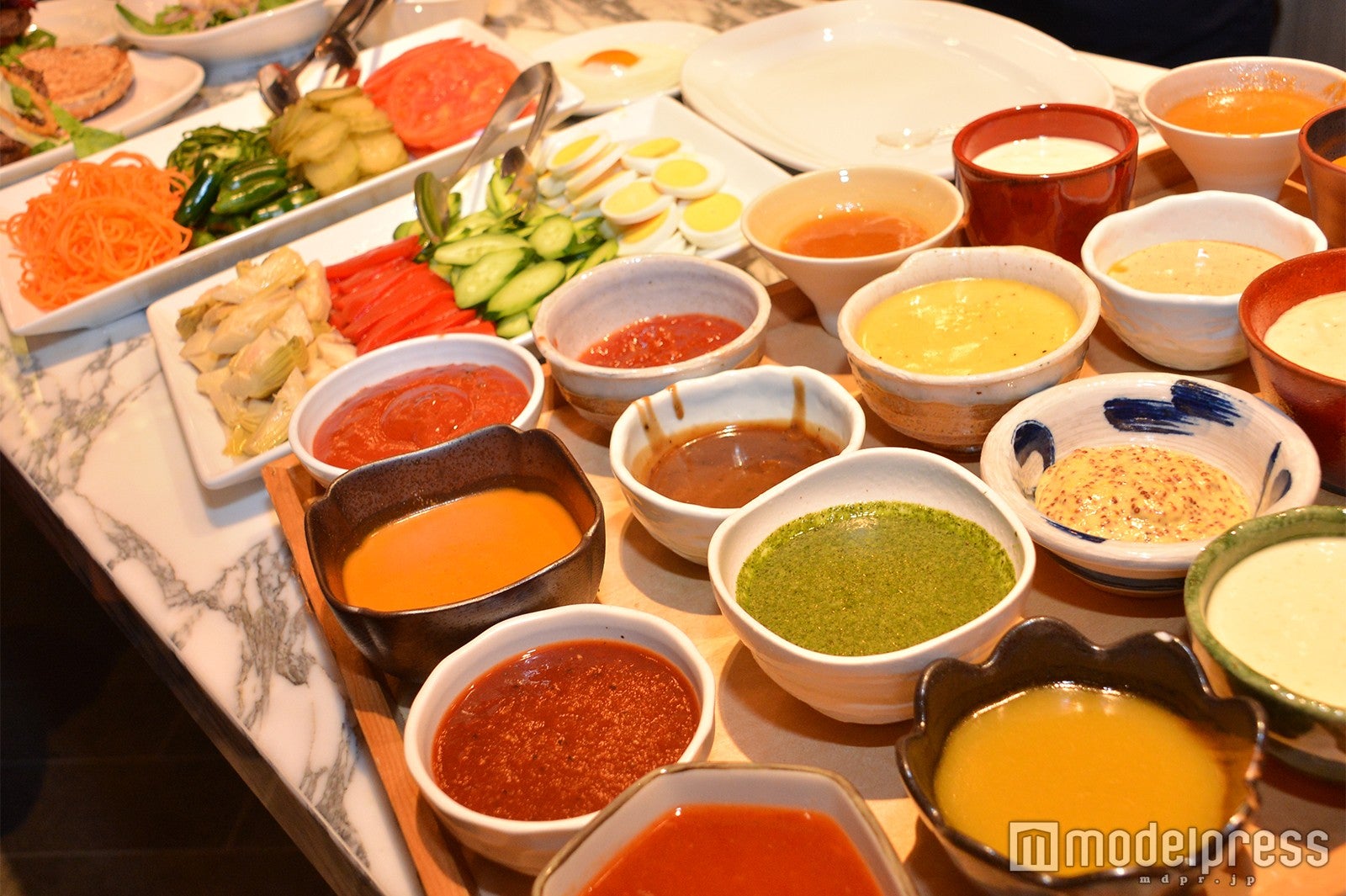 バリエーション豊富なソース（C）モデルプレス