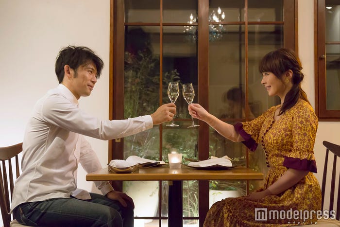 岡田義徳、貫地谷しほり/最終話「白馬の王子様系男子!?と、西麻布で創作和食フレンチ」(C)峰なゆか/ドラマ「女くどき飯 Season2」製作委員会・MBS