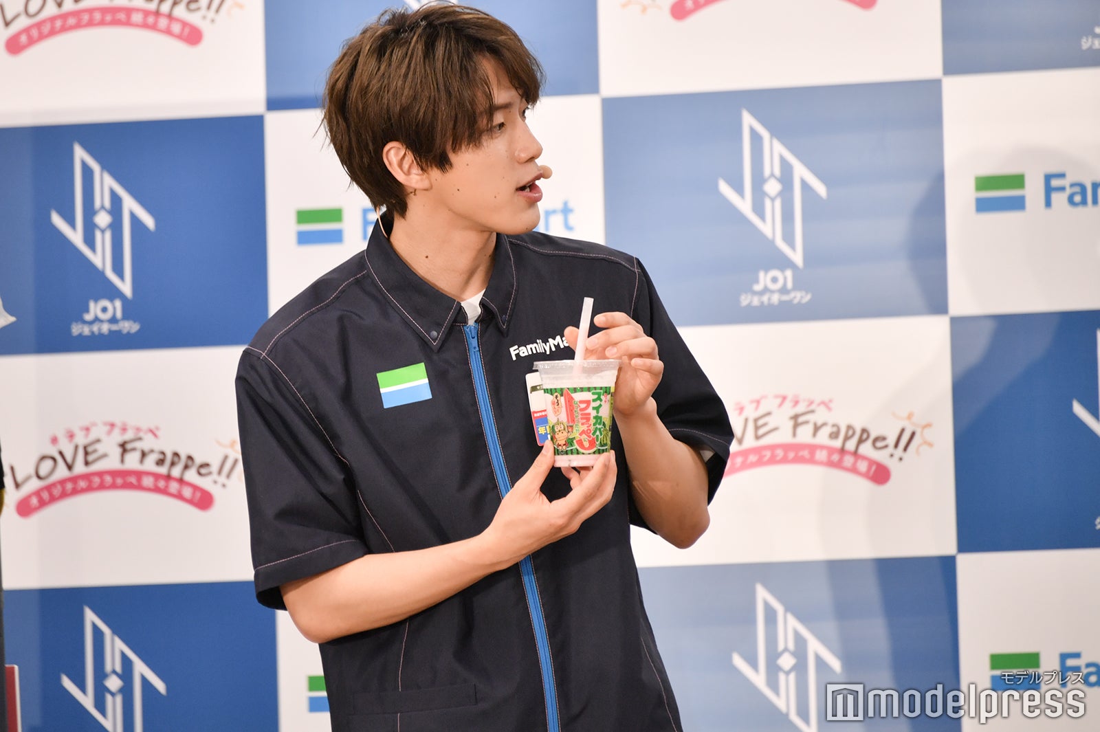 食レポする河野純喜（C）モデルプレス