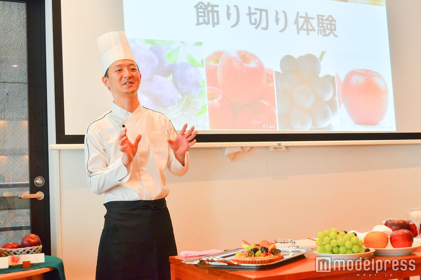 宮崎大介シェフの指導で飾り切りに挑戦(C)モデルプレス