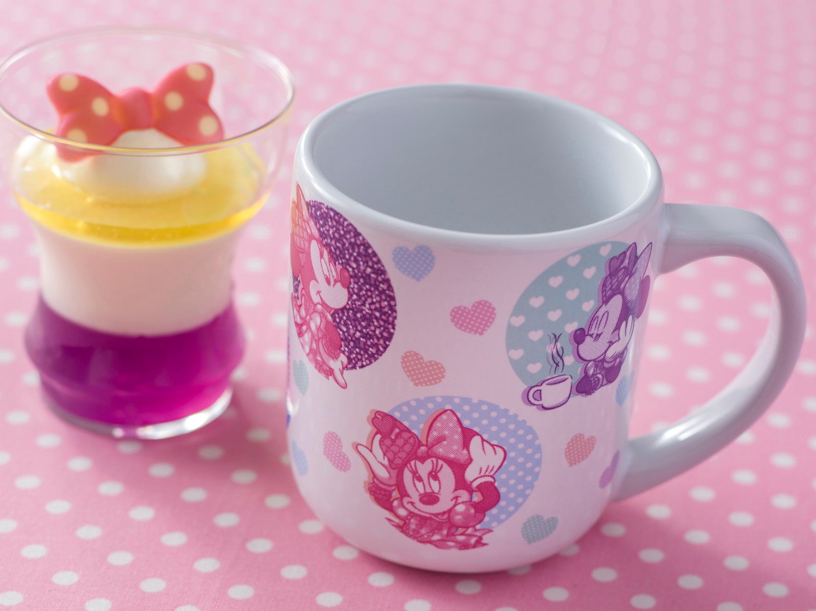 レモンゼリー＆チーズ風味のムース￥550、スーベニアカップ付き（プラス￥550）（C）Disney