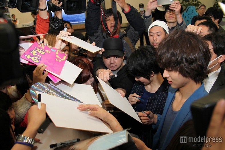 剛力彩芽＆山崎賢人、台湾初上陸で現地ファン熱狂　空港に300人殺到