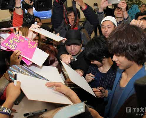 剛力彩芽&山崎賢人、台湾初上陸で現地ファン熱狂 空港に300人殺到