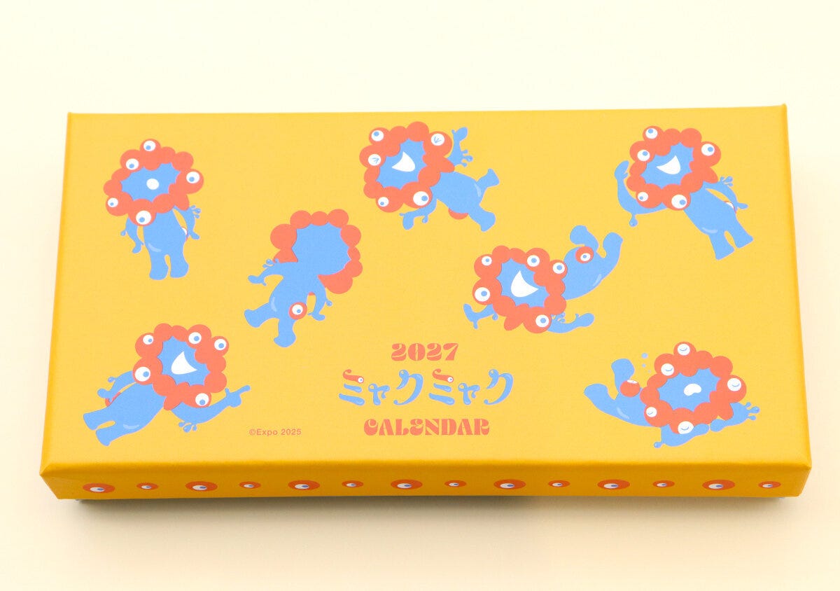 ミャクミャクのイラストが複数描かれた、黄色いカレンダーの箱