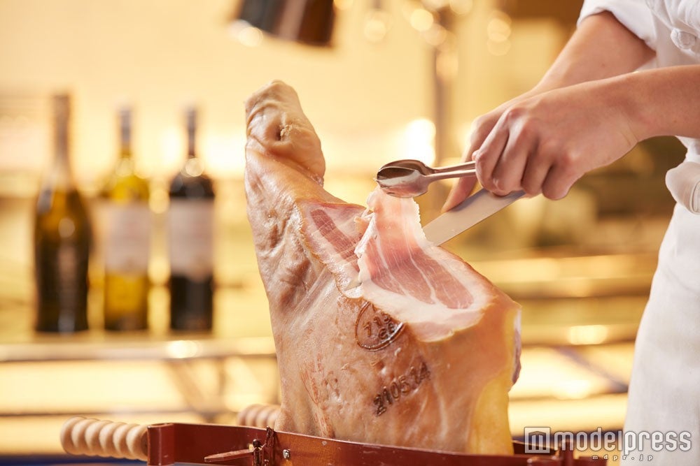 カジュアルレストラン「e：poch」生ハムのカットサービス／画像提供：近鉄・都ホテルズ　ホテル近鉄ユニバーサル・シティ