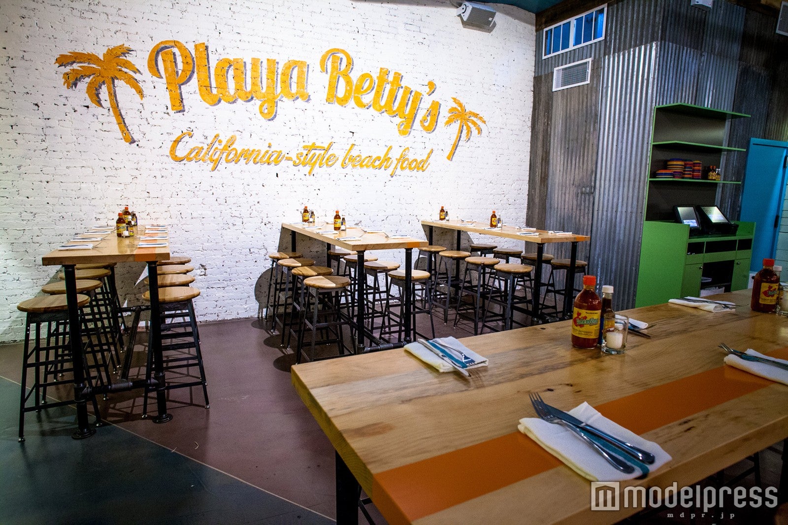 陽気なビーチスタイルの店内／画像提供：Hall PR