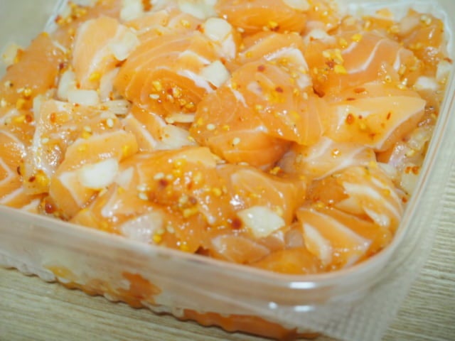 ハワイアンサーモンポキの中身の写真