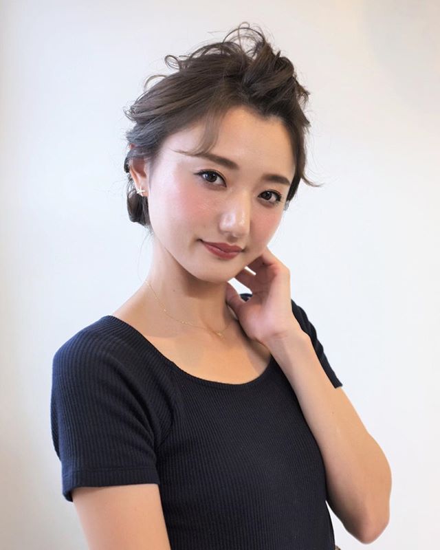 前髪なしのミディアムヘアアレンジ 簡単 可愛い旬顔になれるこなれヘアをご紹介 モデルプレス