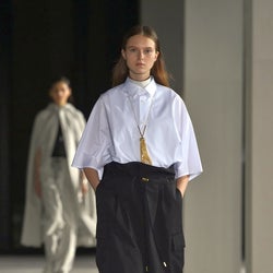 「ザ・リラクス」20年春夏コレクション シャツとボトムの軽やかなバランス