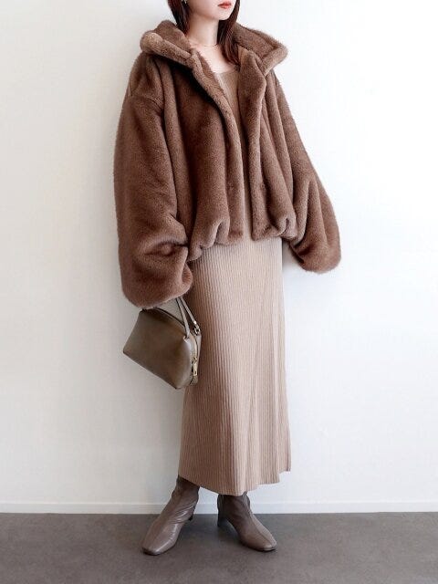 ワントーンコーデ 2025冬大人女性もこもこファーアウターワントーンコーデ