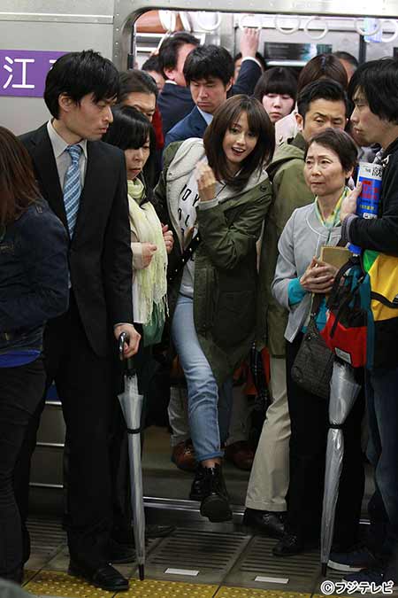 沢尻エリカ(写真中央)