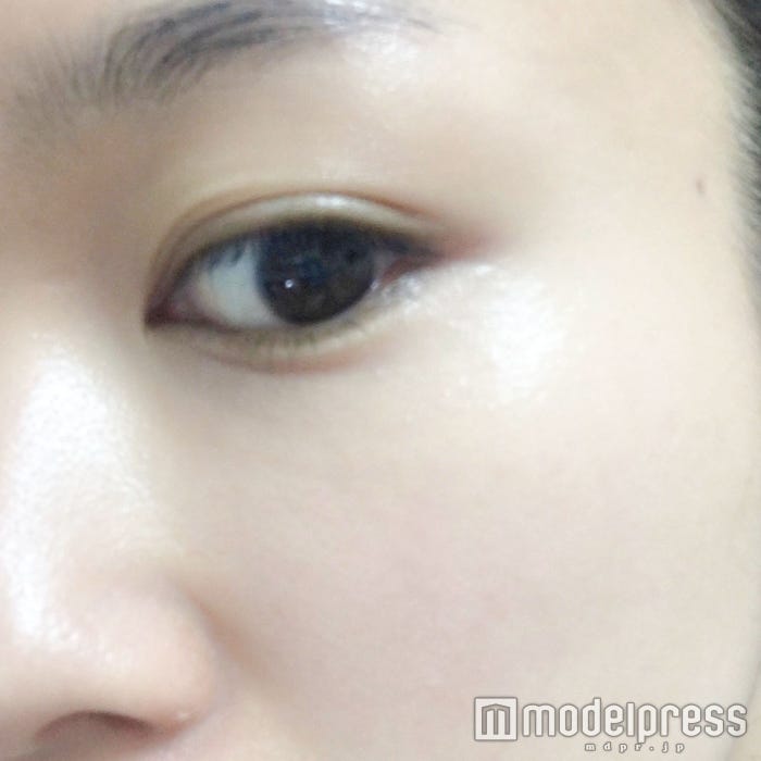 いつものように下地で肌を整えて/写真・Himiko(C)モデルプレス