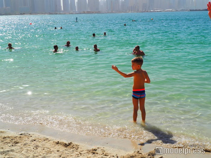 アラビア湾は透き通った青色で、想像以上にキレイ（C）ビューティーガール