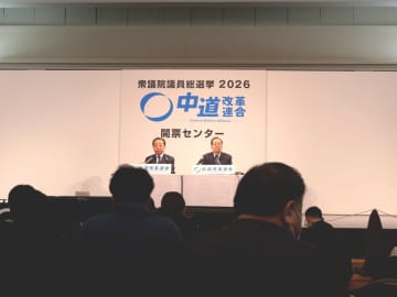 【中道】落選の岡田克也氏 撤収作業の議員事務所訪れた辻元清美議員「涙が出そうに」集めたカエル譲り受け ともにセーター姿で