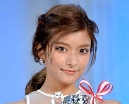 ローラ、セクシーな透けドレスで上機嫌