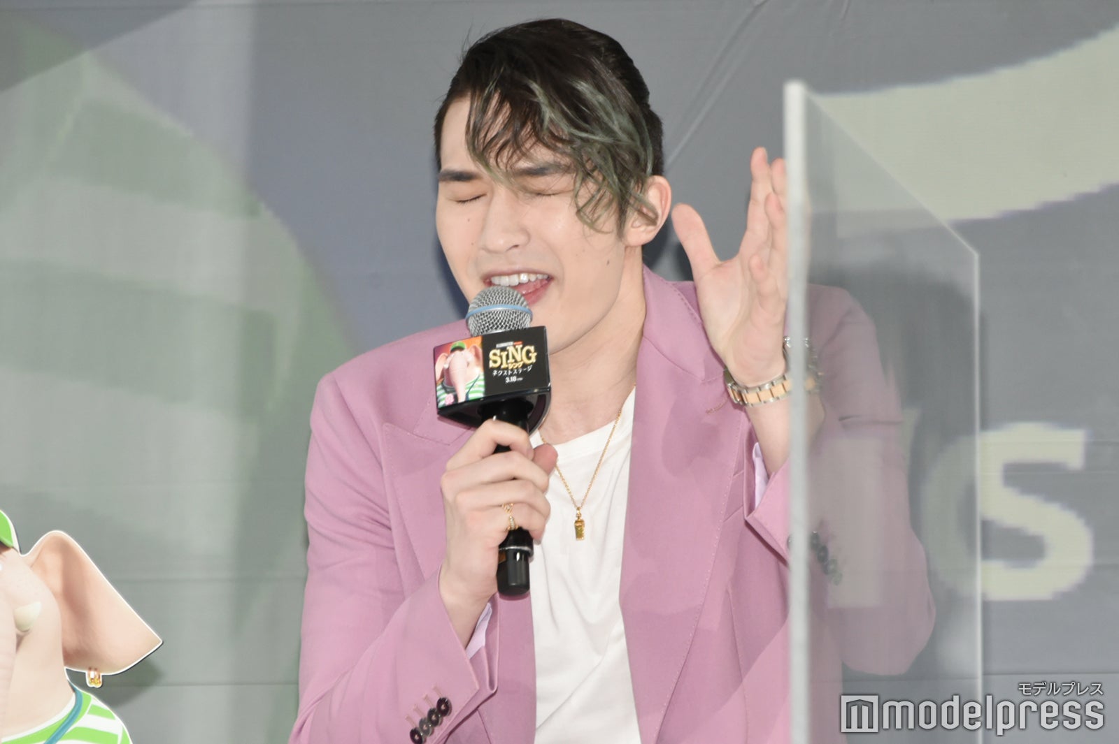 「ジェシー役をやらせていただきましたアルフォンゾです」「ジェシング！」と会見でも次々とギャグを披露するジェシー（C）モデルプレス