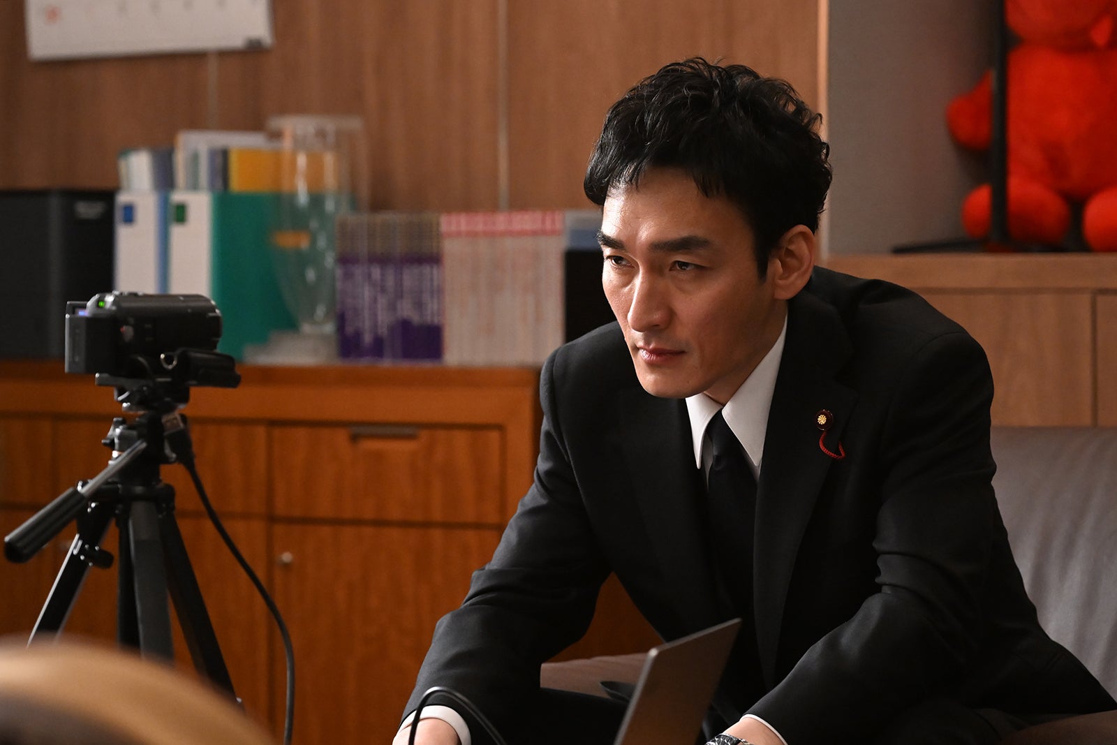 草なぎ剛「罠の戦争」最終話より（C）カンテレ