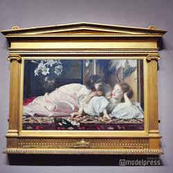 フレデリック・レイトン《母と子（サクランボ）》1864-65年、油彩、カンヴァス　ブラックバーン美術館（C）モデルプレス