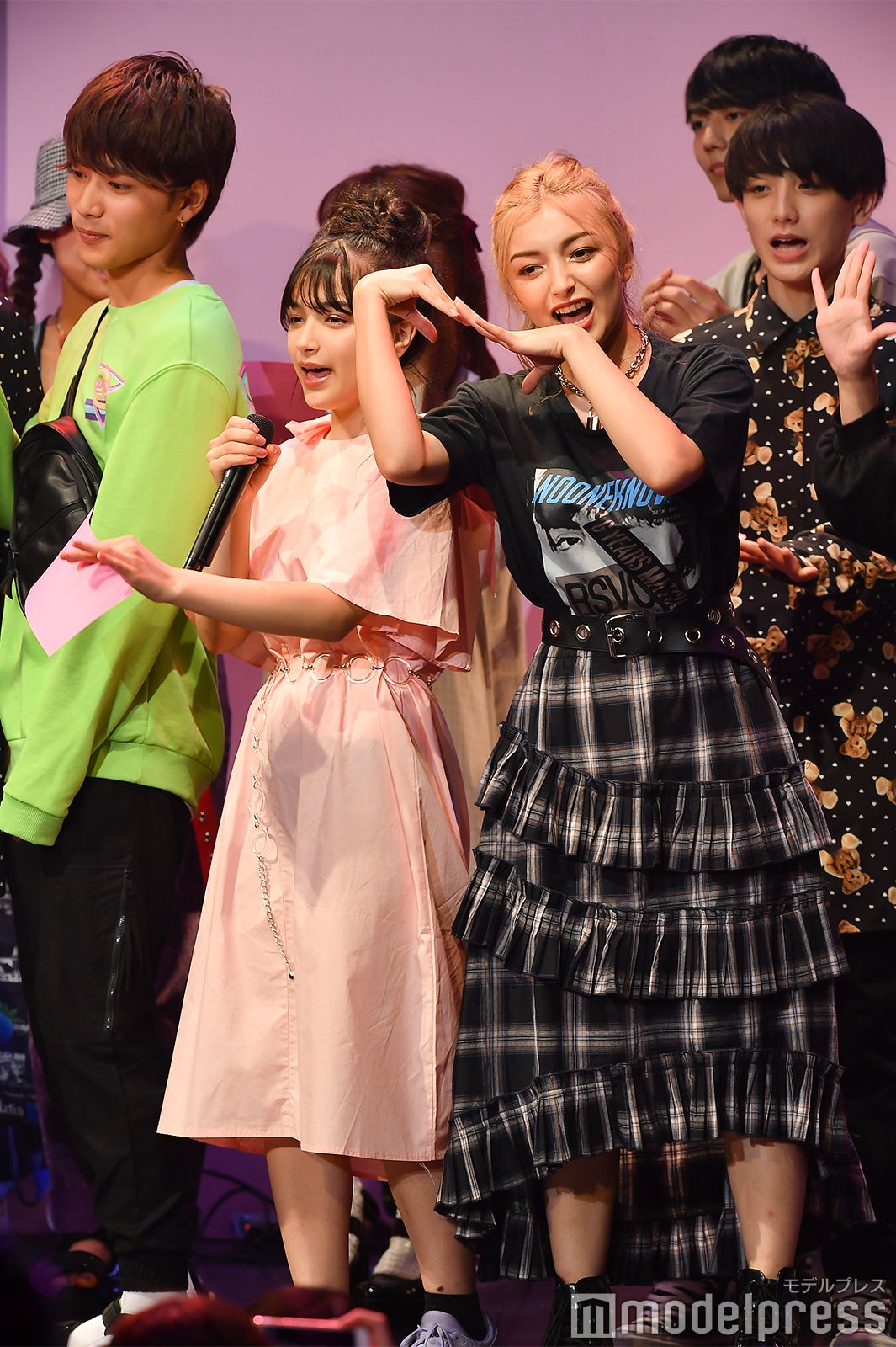 「パプリカ」を踊る共演者たち （C）モデルプレス